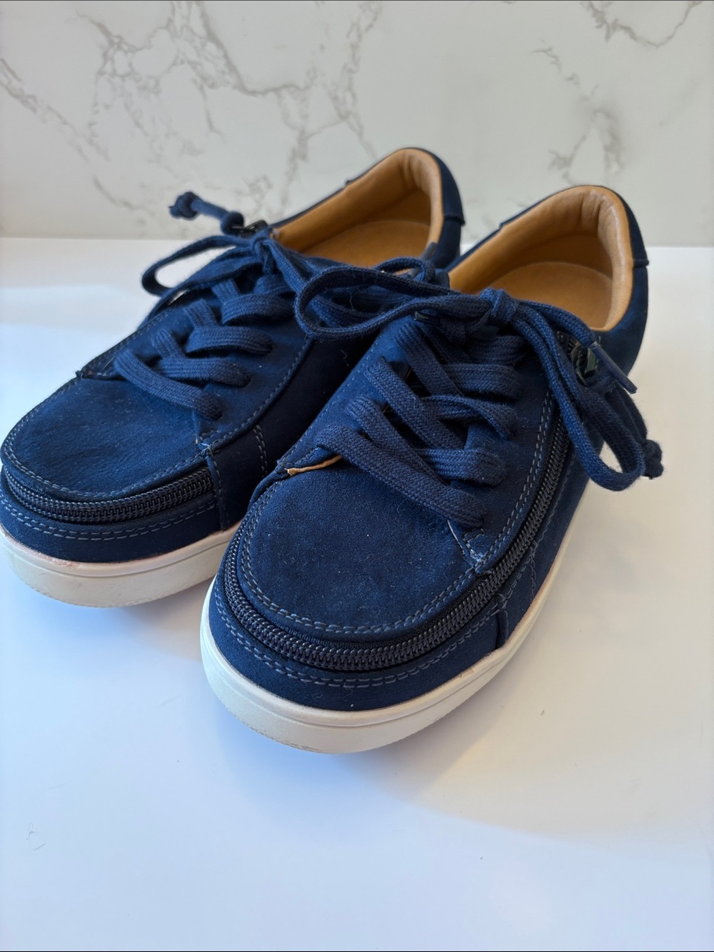 Billy sneakers II women’s size 6 wide zip around sneakers nice shape